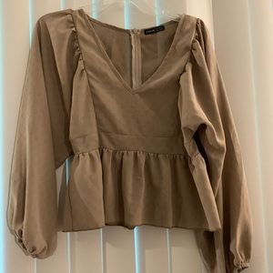 Work blouse w/ billow sleeves. Fitted around waist. Airy